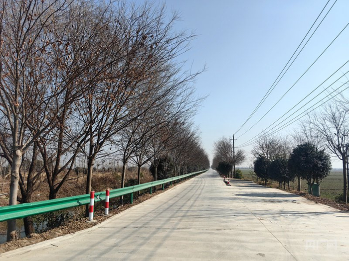 宽敞平坦的南圩路（央广网记者  张琳琳  摄）