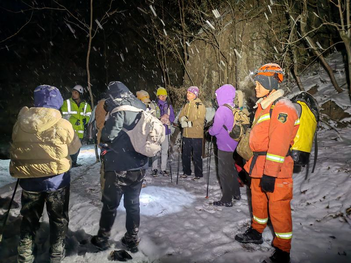 13名登山者因大雪被困，被救援人员安全护送下山。门头沟消防供图