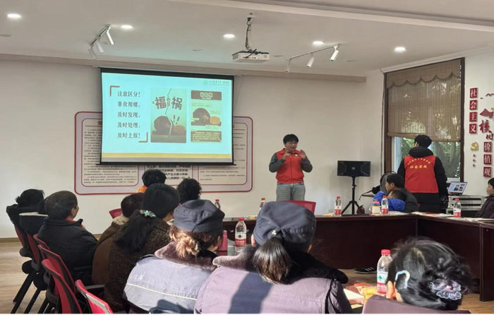图 队员进行福寿螺认知与防范培训