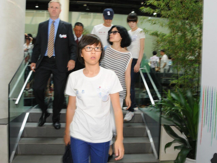 　窦靖童参加2010年“嫣然天使之旅”公益行动