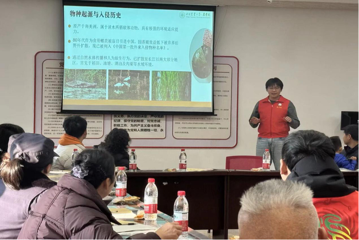 图注:队员李明宇正在进行科普宣讲。徐可欣 供图