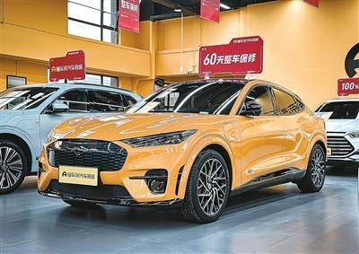 懂车帝汽车商城安徽合肥店展厅内停放的二手车。李雨晴摄