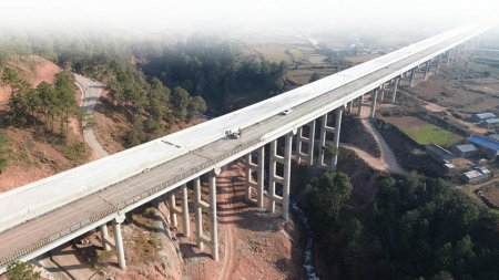 1月9日，西昭高速公路SG8标段架梁完成进入路面施工阶段。 中铁八局供图