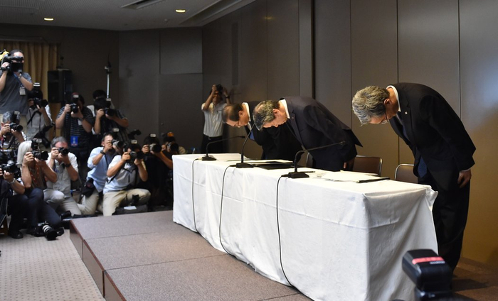 2015年，东芝管理层在新闻发布会上为财务造假鞠躬致歉