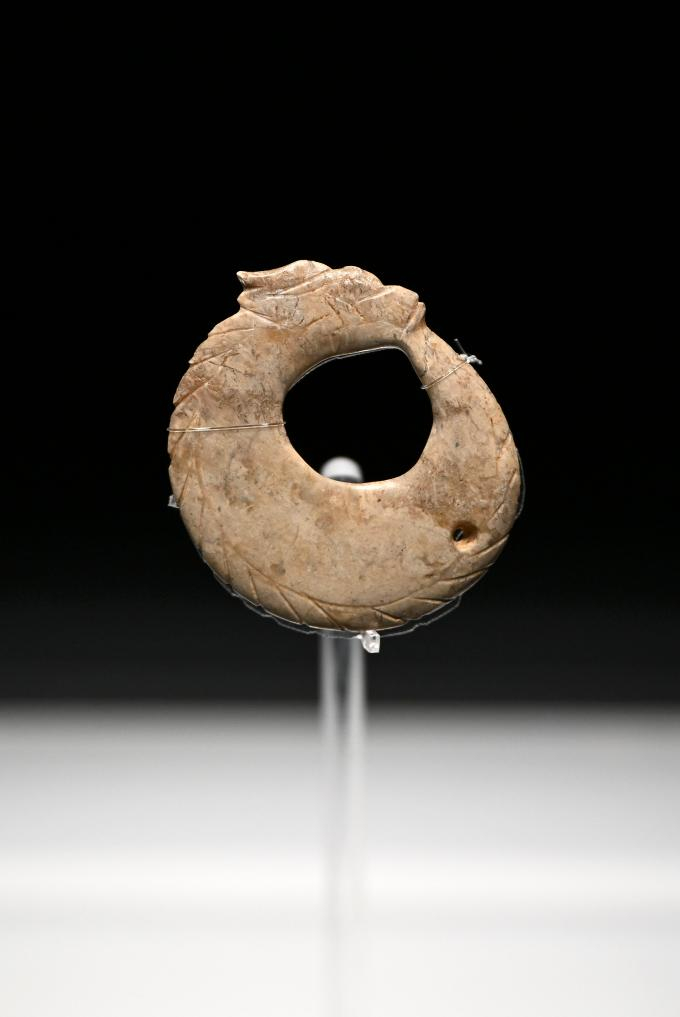 这是凌家滩遗址博物馆展出的玉龙（2025年5月16日摄）。