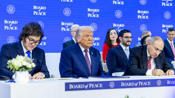 现场图片显示，特朗普在签署仪式上根本笑不出来 达沃斯论坛官网