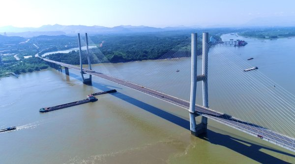 铜陵长江公路大桥（朱晓桐　摄）