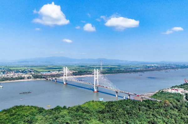 铜陵长江公路大桥（储著传　摄）