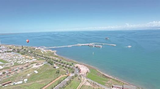 夏季，青海湖碧波荡漾，生态美景吸引八方游客。青海湖旅游发展集团有限公司供图