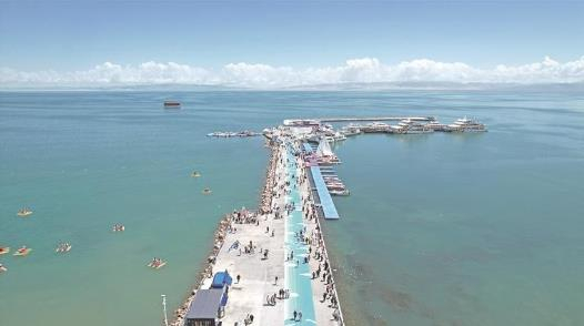 王牌景区青海湖吸引众多游客前来打卡。青海湖旅游发展集团有限公司供图