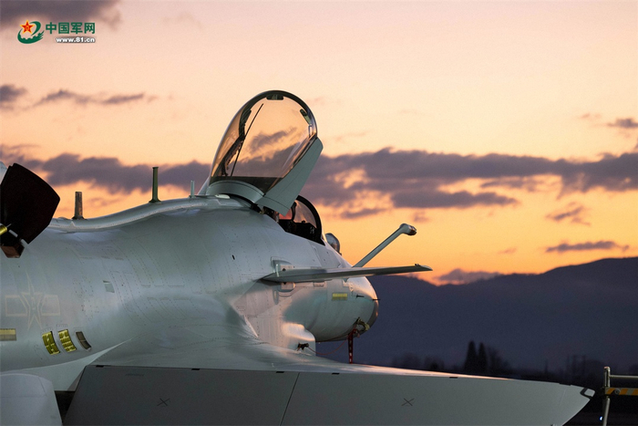 战机蓄势待发。蓝善湖 摄