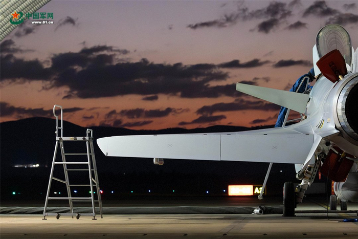 机务人员检查战机。蓝善湖 摄