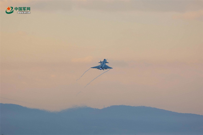 单机加力起飞。蓝善湖 摄