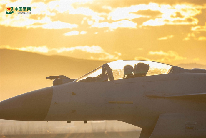 战机沐浴霞光滑出。蓝善湖 摄