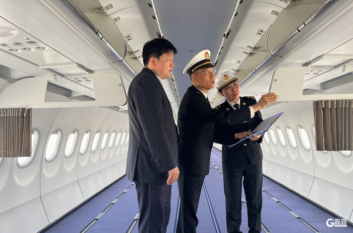 海关关员对融资租赁飞机进行现场监管。解晓宇 摄