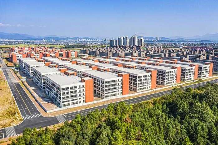 新干县箱包皮具产业是江西省级产业集群之一。图为新干县河西现代箱包产业园。李福孙 摄