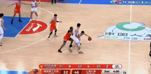 行云流水！洛夫顿空切接球不停球抛传 张镇麟起飞空接双手暴扣！