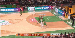 时间刚刚好！克里斯发球领传 高诗岩拿球反篮压哨打中