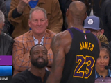兄弟情深！比赛还剩42s 詹姆斯和解说席上的韦德握手交谈！