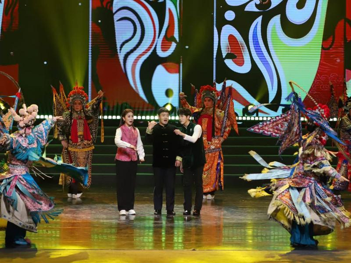 “中国好人”刘德华（中）作为特别演员参演