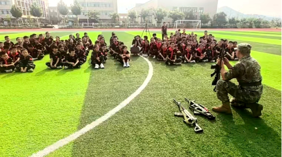 小学生走进军营接受国防教育（资料图片）