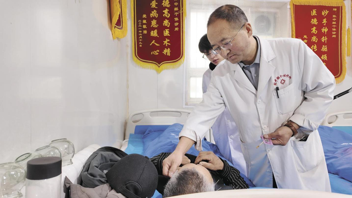 张中麒给患者针灸。韩丽萍 摄