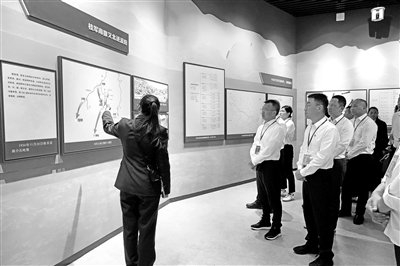 党员干部在新圩阻击战史实陈列馆内参观学习。 广西壮族自治区灌阳县纪委监委供图