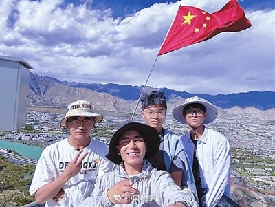 图① 陕师大援藏实习生米玛旺久、斯朗旺加、旦增拉布、格桑多吉一起郊游。