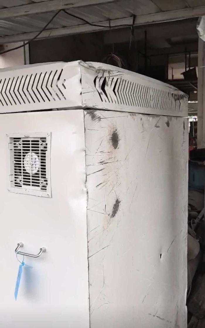 掉落的配电柜外壳受损（受访者供图）