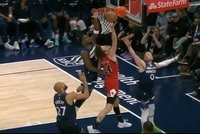 黄雀在后！爱德华兹且退且防 起飞送出钉板大帽