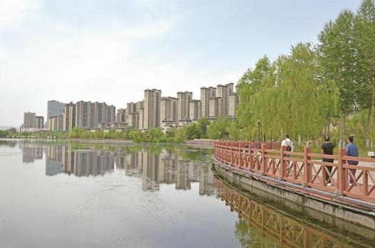 北川河湿地公园周边湖景房拔地而起。邓建青 摄