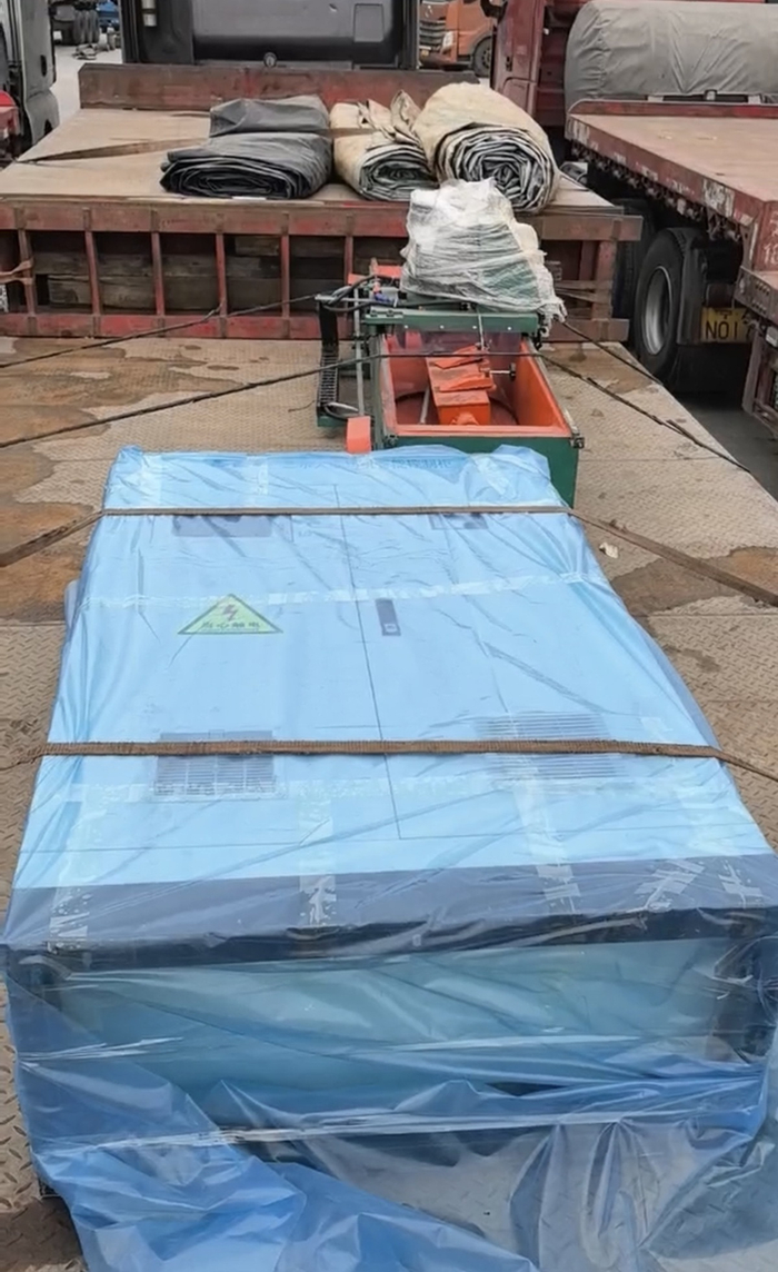  贾师傅将受损后的配电柜通过物流发回河北厂家（受访者供图）