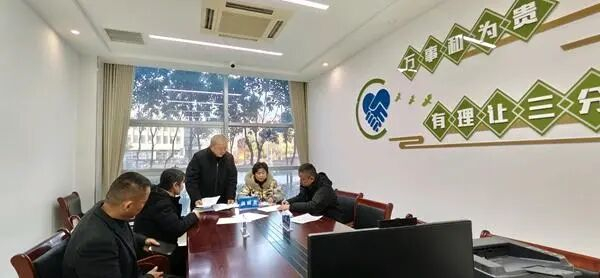 安徽省滁州市全椒县矛盾调解中心内，正在进行一场工伤赔偿调解。全椒县委政法委供图