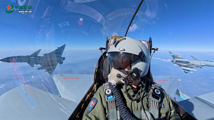 战机在任务空域开展相关训练。蓝善湖 摄
