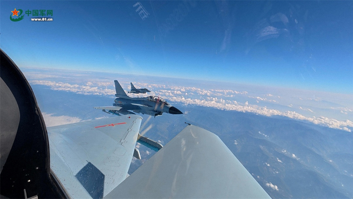 空中编队飞行。蓝善湖 摄