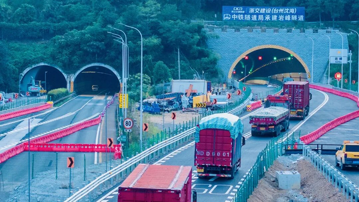 图为甬台温改扩建台州北段项目岩峰隧道顺利完成交通导改并实现通车