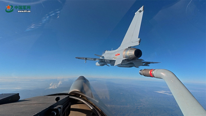 双机编队飞行。蓝善湖 摄