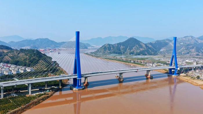图为建设中的甬台温改扩建台州北段项目灵江特大桥