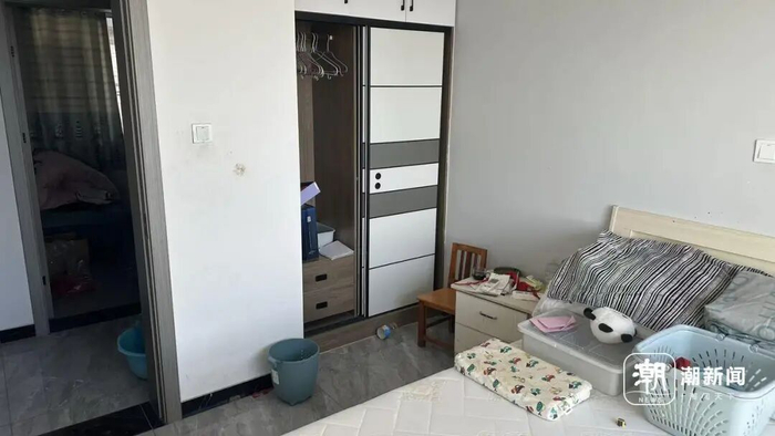 ▲墙上案发时的血迹擦拭不掉。