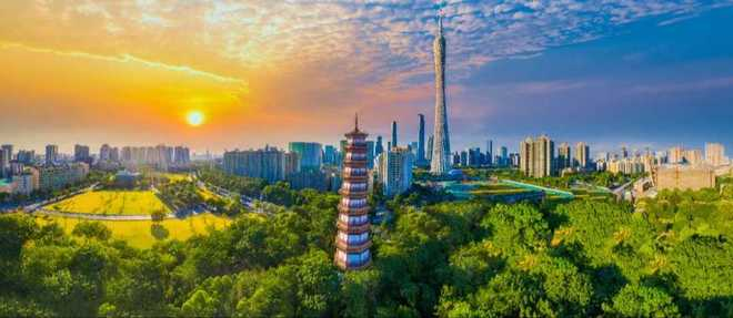 赤岗塔、广州塔以及更远处珠江新城的东塔、西塔。（图/图虫创意）