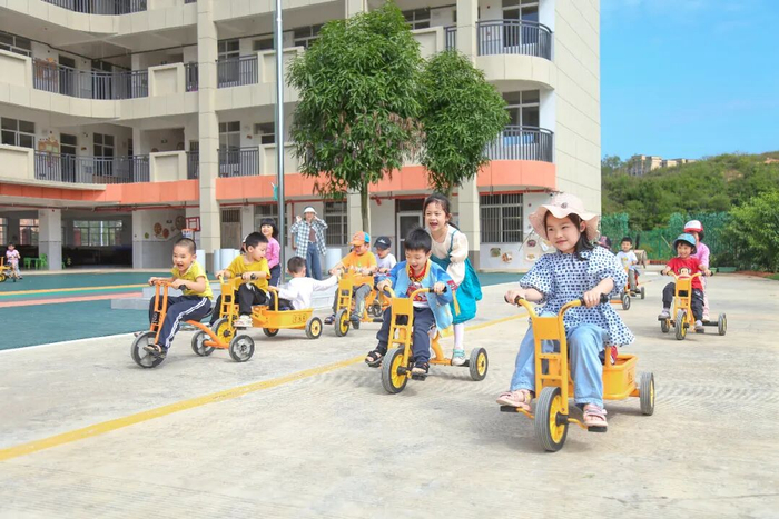 浦北县第二幼儿园小朋友在游戏中感受运动的快乐。李海泉 摄