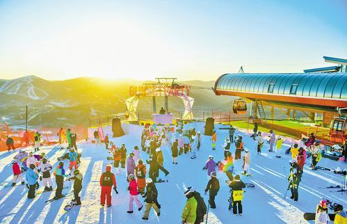     1月2日，游客在雪如意滑雪场参加落日狂欢“拾光局”活动。 雪如意滑雪场供图