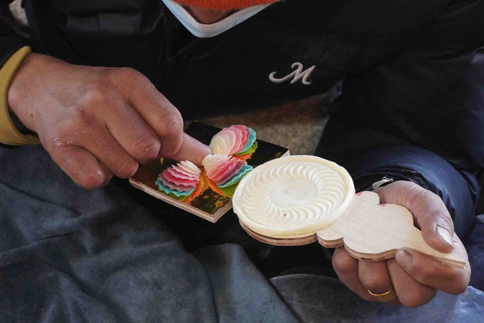 图为师傅们正在制作酥油花。记者 明吉 曹琳 摄