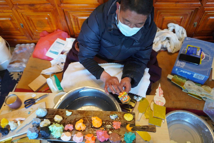 图为师傅们正在制作酥油花。记者 明吉 曹琳 摄