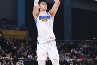 带伤作战！曾凡博半场5中3拿到8分2板2助1帽