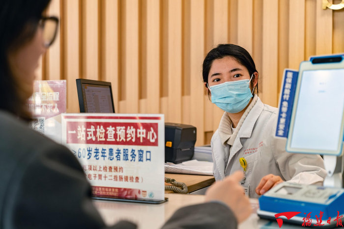 患者在华山附一医院进行医保刷脸结算。