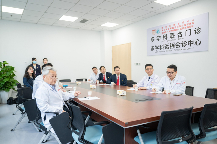 华山附一医院专家开展多学科会诊。（受访者供图）