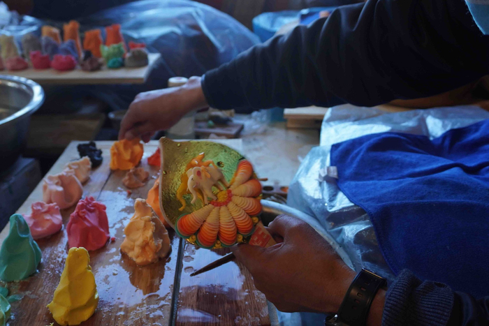 图为师傅们正在制作酥油花。记者 明吉 曹琳 摄