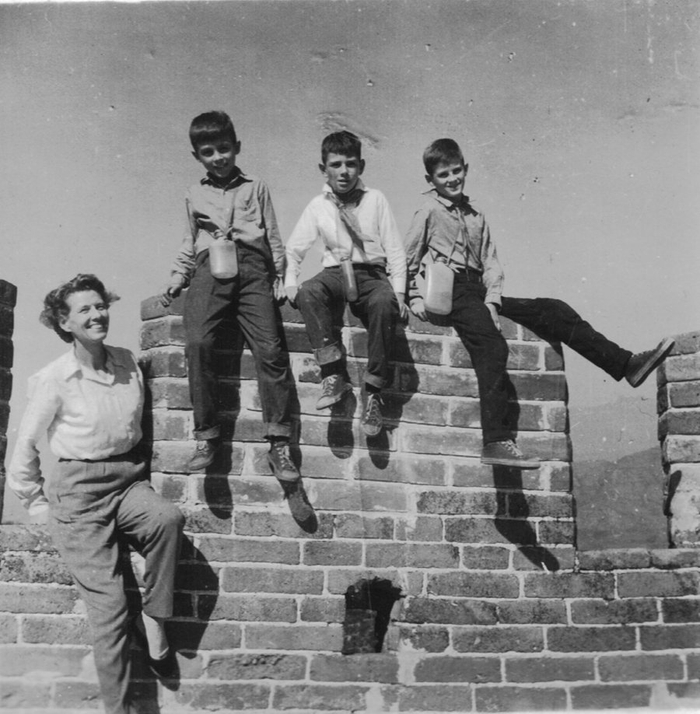 　　1963年，伊莎白·柯鲁克与儿子柯鸿冈、柯马凯、柯鲁在八达岭长城合影。来源：受访者供图