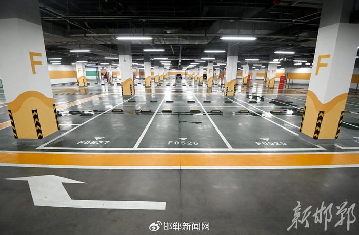 ​图为宽敞整洁的邯郸道历史文化街区北区地下停车场。